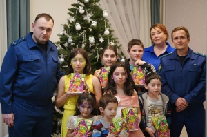 Сотрудники Перовской межрайонной прокуратуры посетили детский новогодний спектакль 